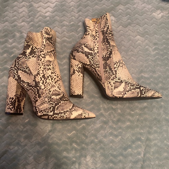 Black and white snake print boots - Picture 2 of 4